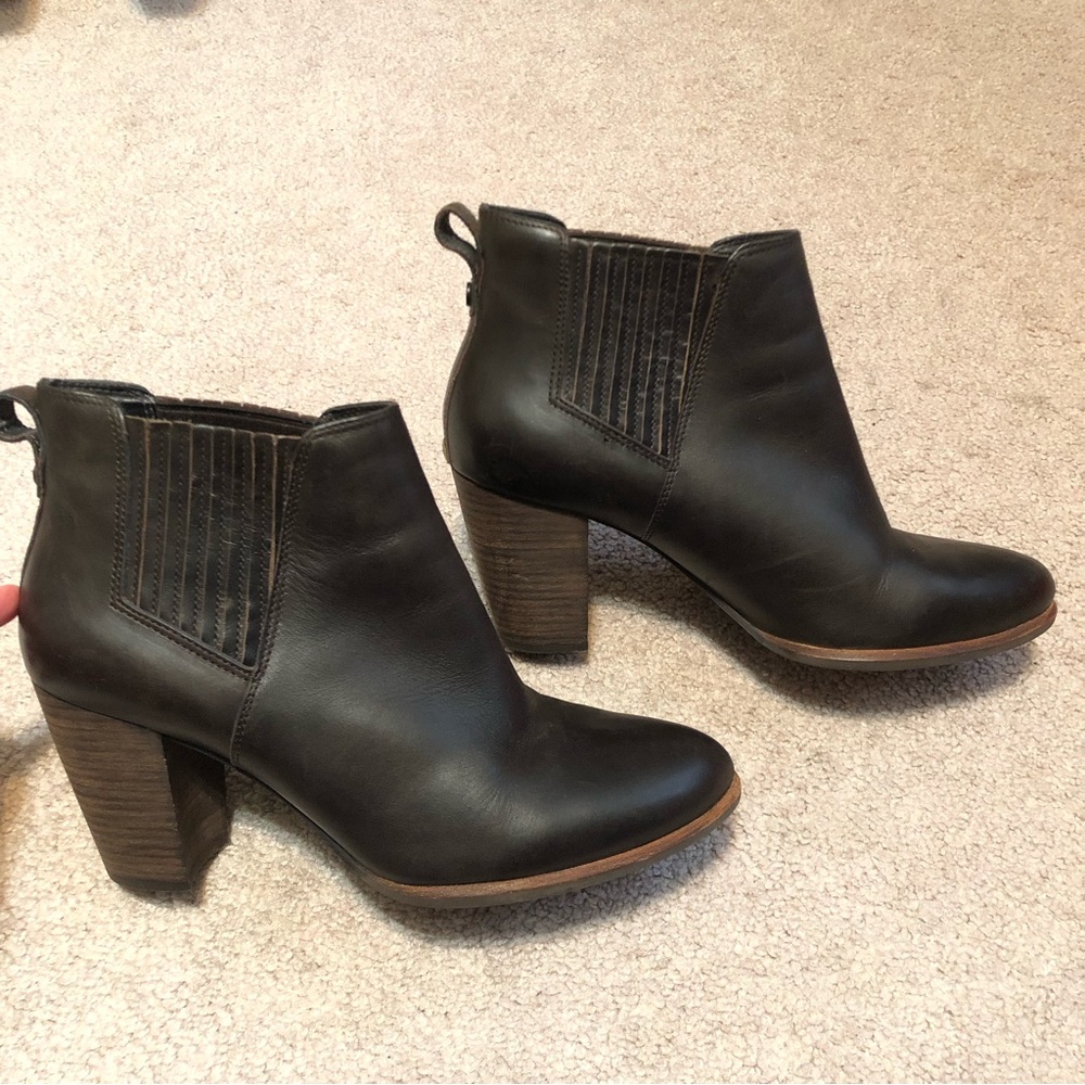 UGG Poppy 1008624 women's leather pull on Brown ankle boot size US 10